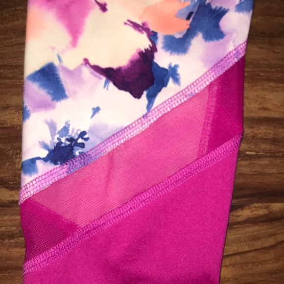 old navy active wear leggings with mesh cutouts - Picture 3 of 4